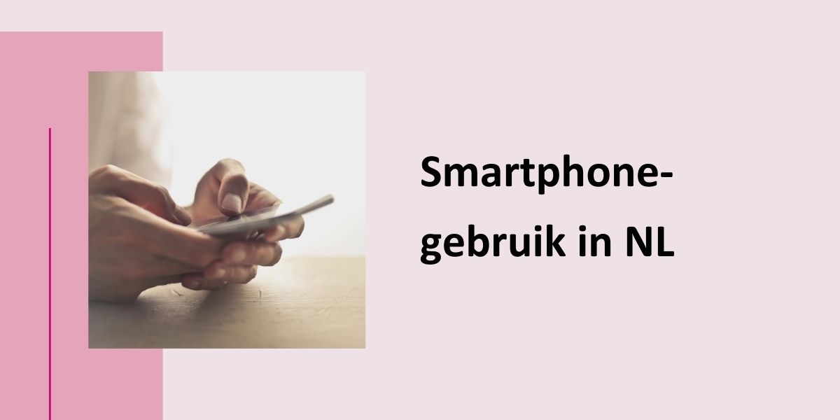 Smartphonegebruik in Nederland, met een foto van een smartphone en twee duimen op het scherm