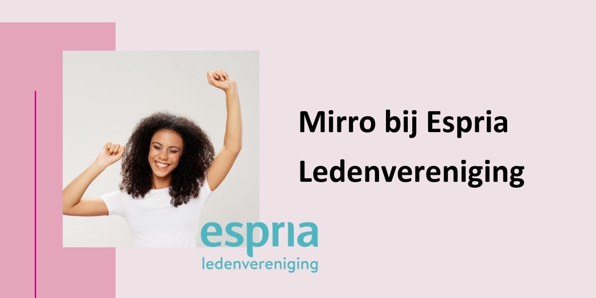 Mirro bij Espria Ledenvereniging met een foto van een persoon die enthousiast de handen in de lucht gooit