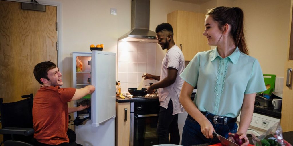 Studenten die samen staan te koken in een studentenwoning