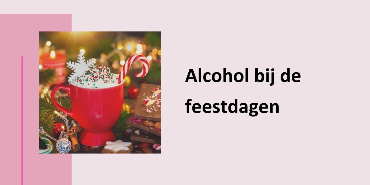 Alcohol bij de feestdagen, met een foto van een rode mok en daarin slagroom, een rood-witte snoepstok en een sneeuwvlok