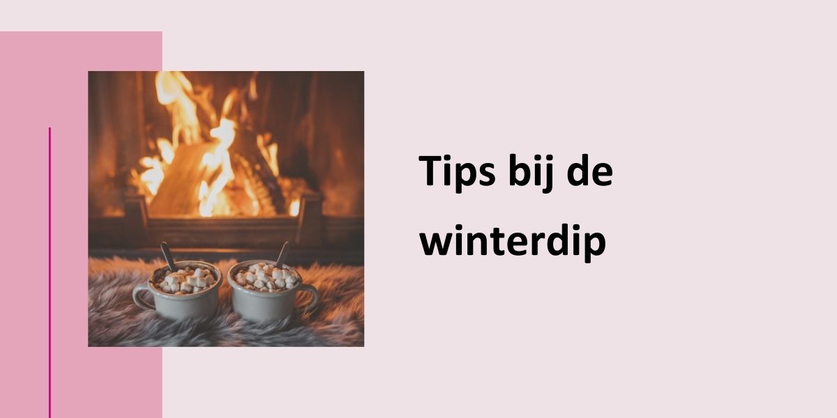 Tips bij winterdip, met een foto van twee mokken chocomel met marshmallows, voor een gezellig haardvuur